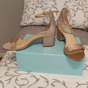 Size 8 low heel formal shoe. Rose gold color.